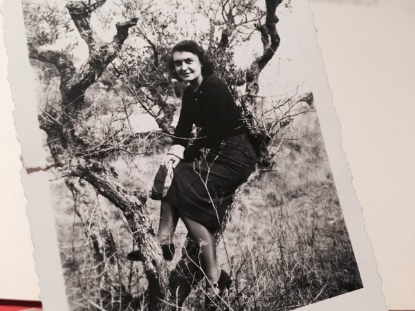 You look happy on this picture, dated 1940. Who took it? Who were you smiling to? #MadeleineprojectEN https://t.co/rj5UyIJ4VY